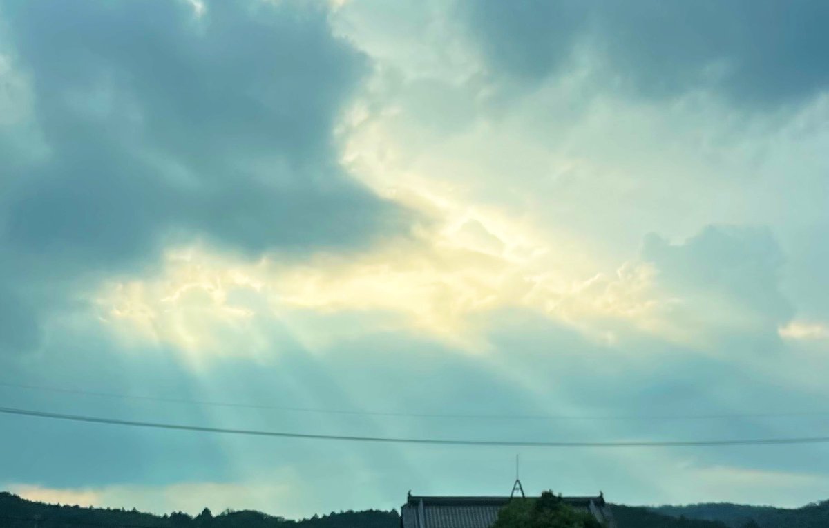 sunyoe's tweet photo. あの向こうにてんごくとか楽園がありそうな雲 https://t.co/qVHCLzZWgq