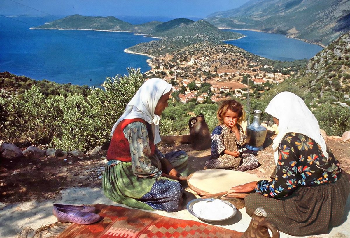 etginlik's tweet photo. Ara Güler'in 56 yıl önce Antalya Kaş'ta çektiği fotoğraf:

▬ Yufka açan Yörük kadınları. https://t.co/wZdoxACt6G