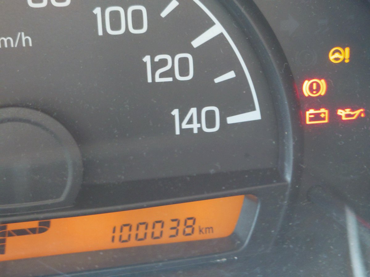 ryochan88's tweet photo. まだ今年で6年目になる配達号
初めて10万キロ超えた

いまの車はやはり10万キロ位は普通に乗れるんですね

タイヤとワイパーのゴムとバッテリーくらいしか交換した事が無く快調！ https://t.co/VSMNfugdHm