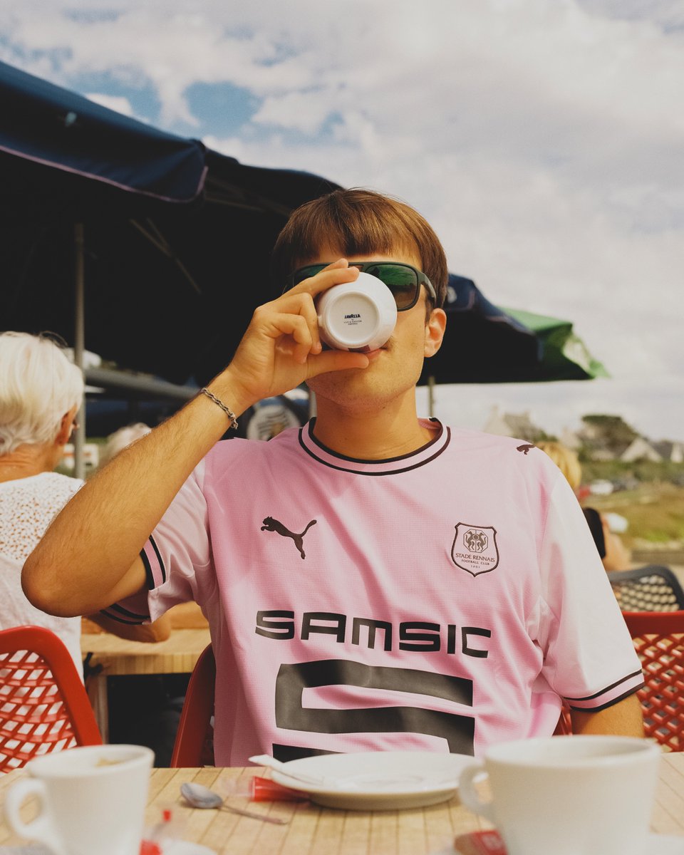 staderennais's tweet photo. 𝘜𝘯𝘦 𝘰𝘥𝘦 𝘢̀ 𝘭𝘢 𝘉𝘳𝘦𝘵𝘢𝘨𝘯𝘦 𝘦𝘵 𝘢̀ 𝘴𝘰𝘯 𝘢𝘳𝘵 𝘥𝘦 𝘷𝘪𝘷𝘳𝘦 🎀

Sillonner le territoire, naviguer en Europe : le troisième maillot du Stade Rennais F.C.

𝗗𝗶𝘀𝗽𝗼𝗻𝗶𝗯𝗹𝗲 𝗲𝗻 𝗯𝗼𝘂𝘁𝗶𝗾𝘂𝗲 𝗲𝘁 𝗲𝗻 𝗹𝗶𝗴𝗻𝗲.