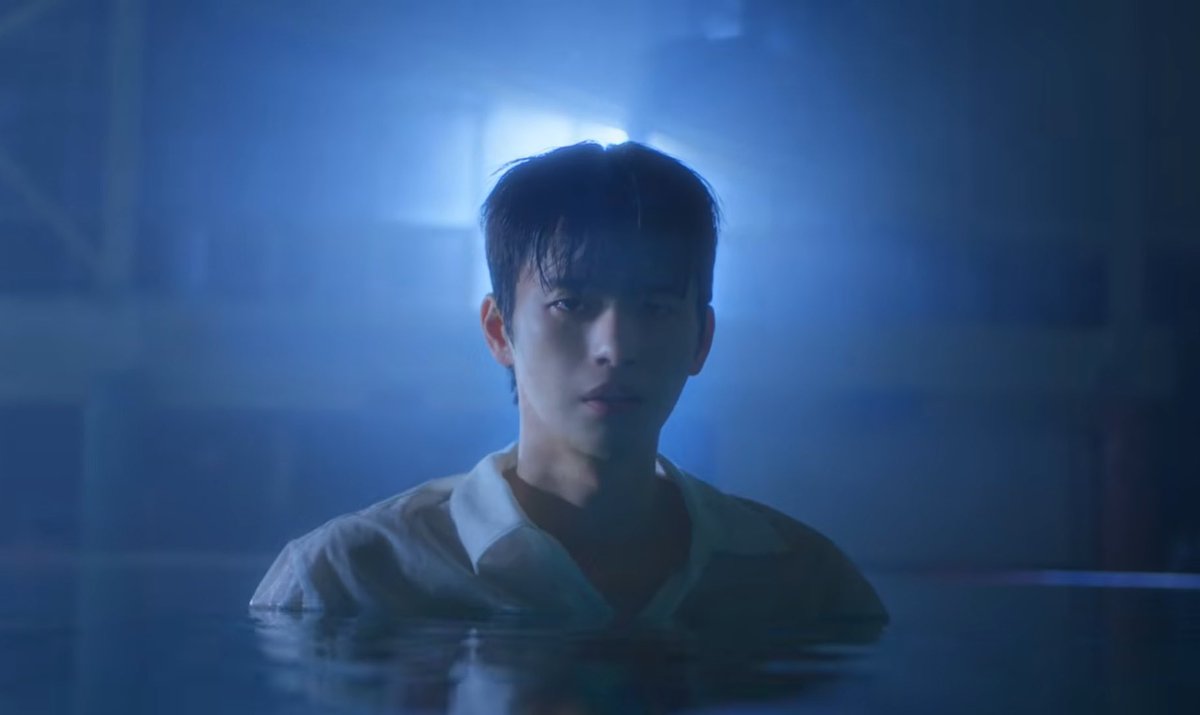 sbyssm's tweet photo. #서인국 #ソイングク #Tipsy 해석타래💜

1.시작부터 이미 물속
인국이 푸른 물에 목까지 잠겨 있는 장면으로 시작. 물에 ‘들어가는’ 과정을 보여주지 않고 이미 잠겨 있는 상태에서 시작하며 기억이라는 수조 안에 잠겨 있는 인국을 보여줌. https://t.co/5v4g2vqeCA