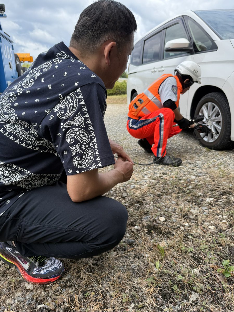 maamamin's tweet photo. お墓参り🪦✖️3
行くはずが2件目で車パンク
連休中2回目のJAF要請🛞バットは続く https://t.co/SClB85OysR