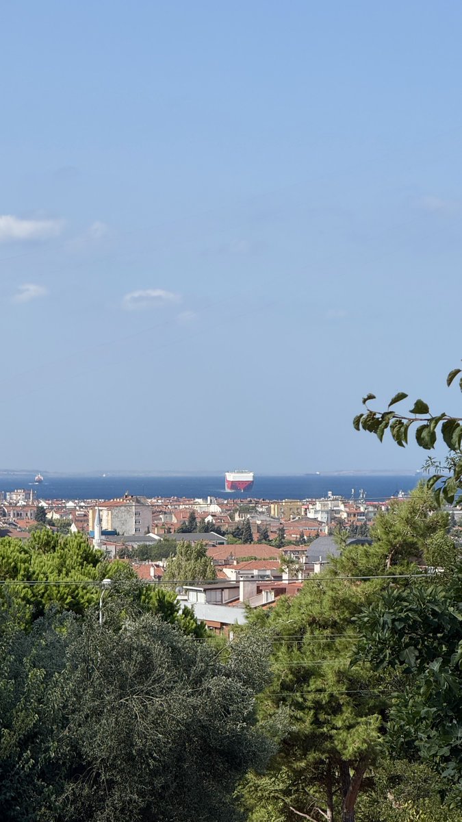 atakanuslu's tweet photo. Kordon’a inerken alıyoruz 100 TL’ye kahvaltı tabağını, Golf’te simit çayla en lüks kahvaltımızı yapıyoruz. Çünkü en iyi Çanakkale sabahı budur. https://t.co/3NcK85eikT