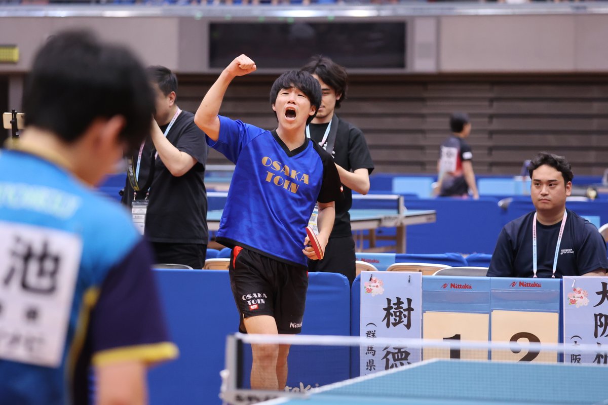 Rallys_pingpong's tweet photo. 2026大阪インターハイ

男子学校対抗ランク決定戦
大阪桐蔭 3-1 樹徳

能間慈瑛 3-0 渡邉仁
登尾圭都 0-3 長谷川煌
能間慈瑛・水野徠輝 3-2 小池次郎・長谷川煌
水野徠輝 3-2 小池次郎
船越憲人 2-2 滝口陽琉

前半でエースが1本ずつを取り合い、勝負のダブルスに競り勝った大阪桐蔭。4番5番は2台進行でフルゲームの激戦ながら、地元大阪の大応援を背に水野が勝利！