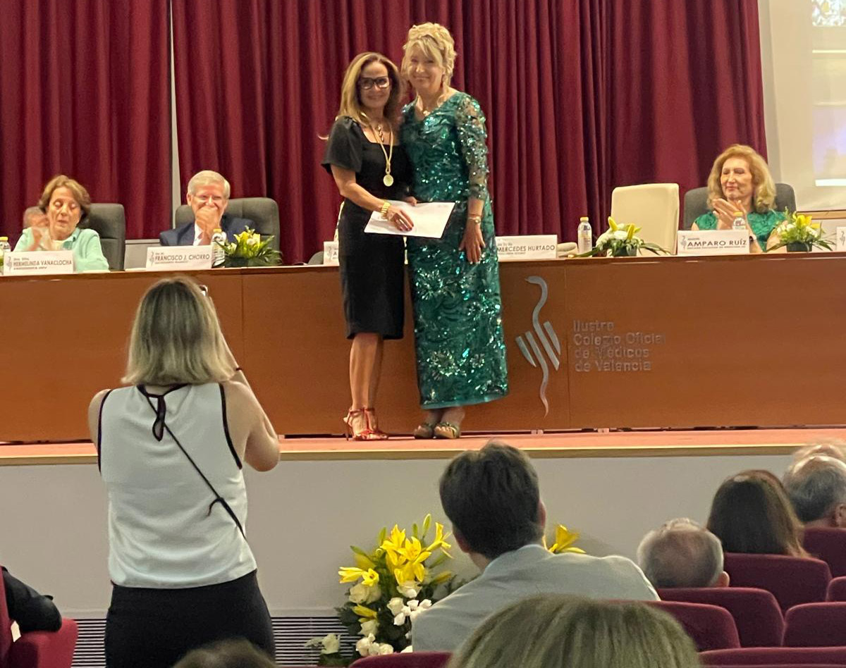 HospitalLaFe's tweet photo. 🏅 La doctora @argente_pilar, jefa del servicio de #AnestesiologíaYReanimación y directora del Área de #Anestesia, #Reanimación y #BloqueQuirúrgico del @HospitalLaFe , ha sido distinguida como #ColegiadaDeHonor por el @IICOMV. ¡Felicidades!

🔗https://t.co/ch7yTr6KSW

#SomosLaFe https://t.co/EPvFLU6wRe