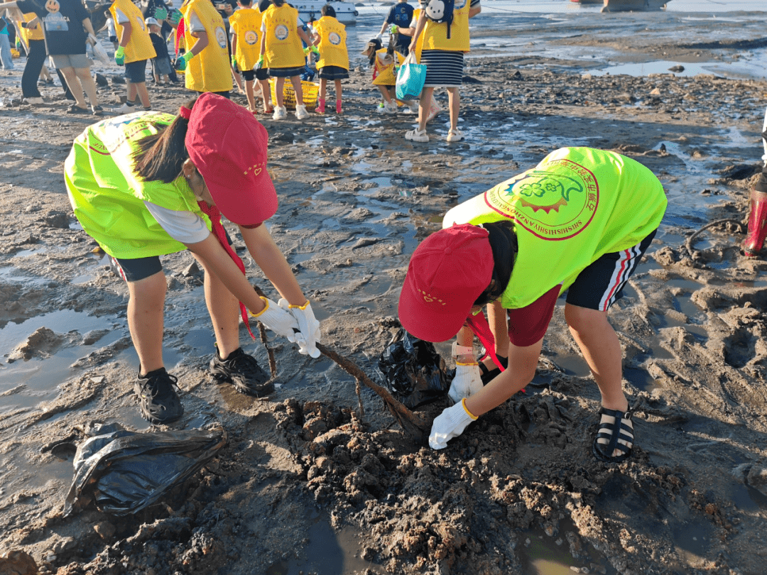 Temidayoolaaje1's tweet photo. [Join our Campus Environmental Society’s beach cleanup this Saturday! Pick up trash, make friends, and help protect our local ocean ecosystem. Sign up via the link in bio—spots are limited!]， https://t.co/Id8ZddIdKX