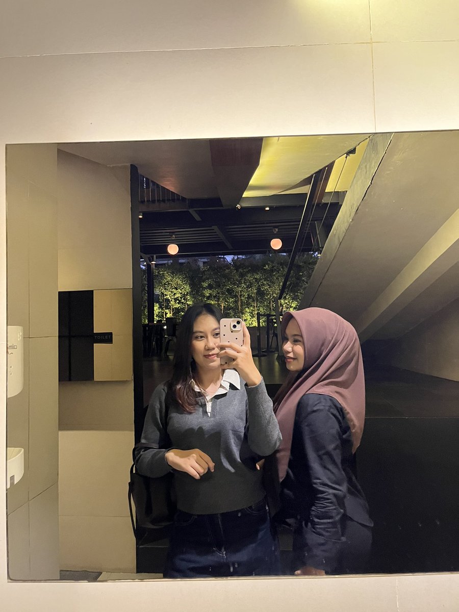 MsPiazon's tweet photo. tebak siapaaa yang jinjit??? 😭🙏🏼

me or my besti gue @berrycuffin 🫣 https://t.co/GyQ6ZhN44r