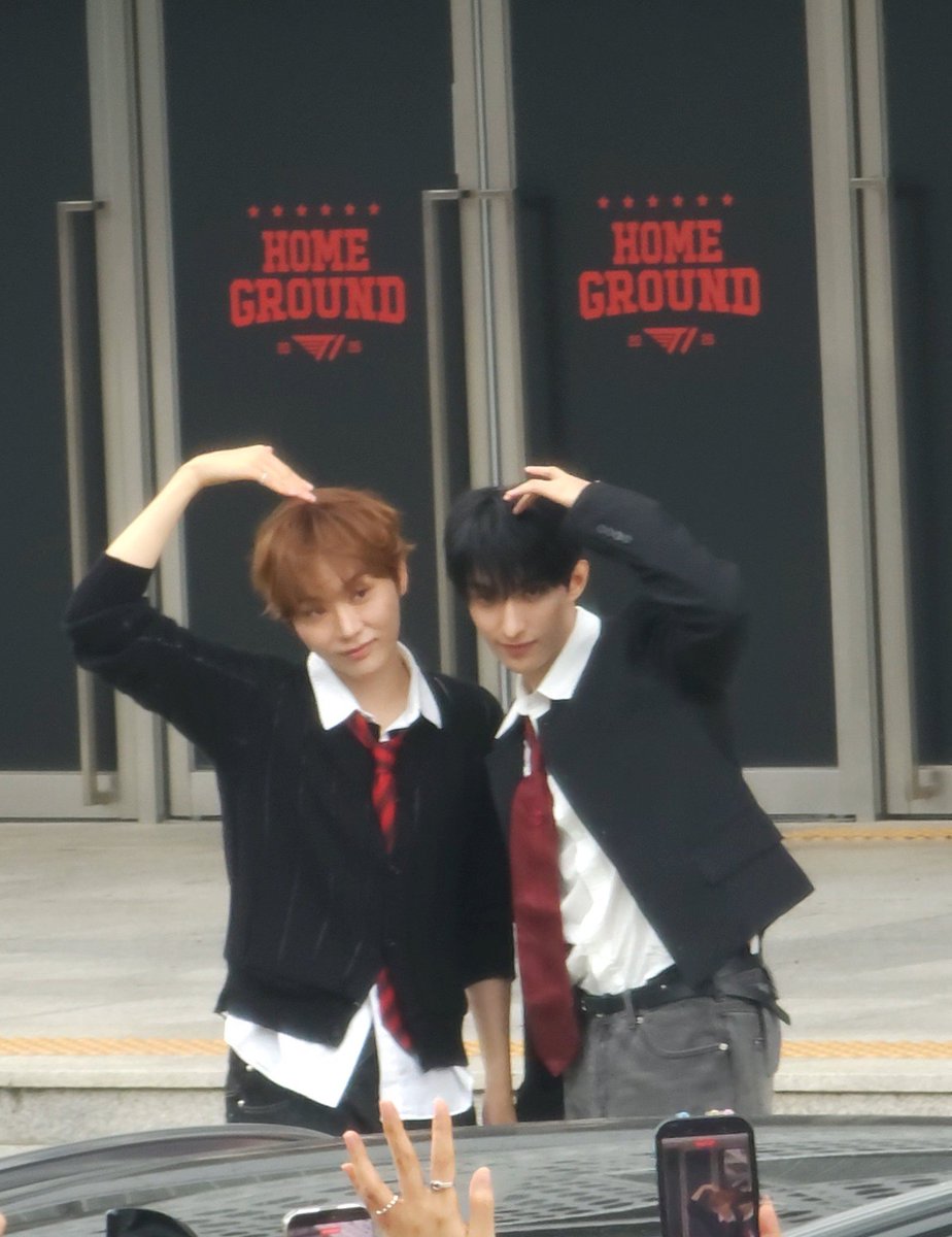 KyeomsBaekery's tweet photo. DOKYEOM AND SEUNGKWAN LEAVING THE VENUE😭😭😭
You guys did soo well #도겸 #승관

cr octDK218 https://t.co/3rBBPXxDSu