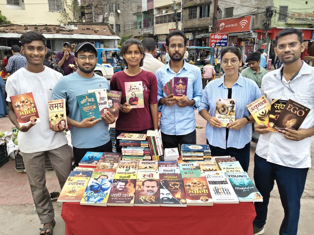 richaAPS's tweet photo. A book can change a life; a bookstall can help that book reach the right person.
#WisdomWarrior
#AcharyaPrashant https://t.co/bLceTNJS86