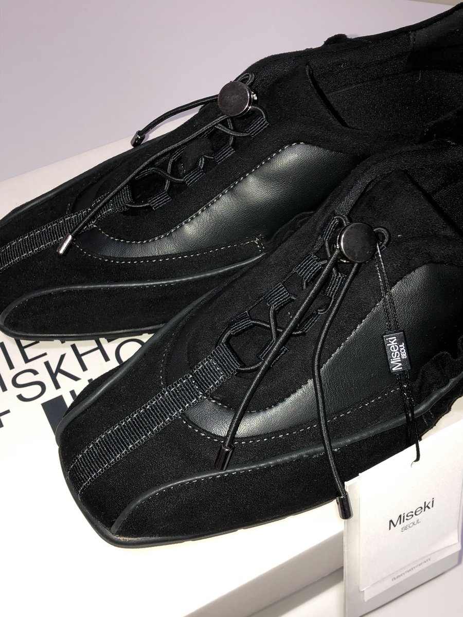 fromzyzy's tweet photo. #광고 #rt이벤트 추첨을 통해 팔로워 1분 신발 보내드려요🖤

[Misekiseoul X KHIHO] 콜라보 ‘Layered shirring sneakers’ 신어봤어요🖤 8월 3일 단독 선발매된 스퀘어 토가 매력적인 편안한 스니커즈! 착화감 정말 좋고 쉐입 세련미 미침,,,
🔗https://t.co/O2yM555rwR

#misekiseoul #KHIHO https://t.co/lvkJrNKgrF