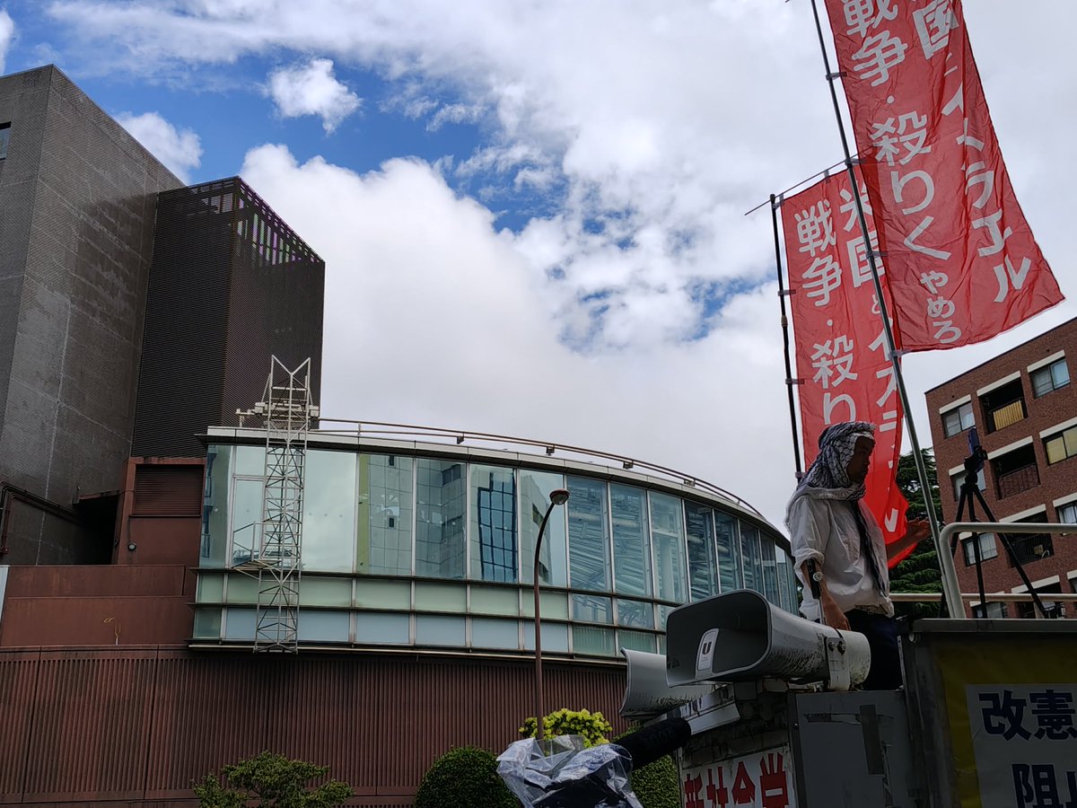 kaima96698994's tweet photo. 【拡散希望】これがニュー山王ホテルの正体。表向きは米軍関係者の社交場と言っているが、その真の姿は米軍基地。米軍関係者(ガードマン？米兵？)が拳銃を手にまるで威圧するように我々の前に。2年前から何度もこの施設で抗議しているが、こんなのは初めて。是非とも多くの方に見てほしい。拡散希望！ https://t.co/Tg4xU6RE2I