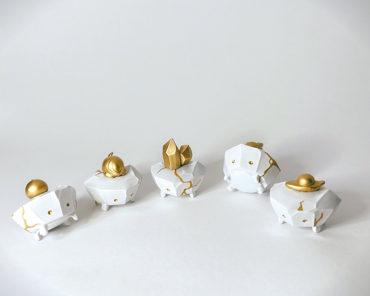 tukunosuke's tweet photo. 「金継ぎ・白磁カニ」
skyartfestで頒布します。

金継ぎ風&amp;白磁風のカニちゃんです。鉱石、マナティ、ウサギ、みかん、水信玄餅の五種類がありますよ。金継ぎは一匹一匹違います。
おひとり様一匹まで！
#skyartfest https://t.co/OGeTYaCyJ6