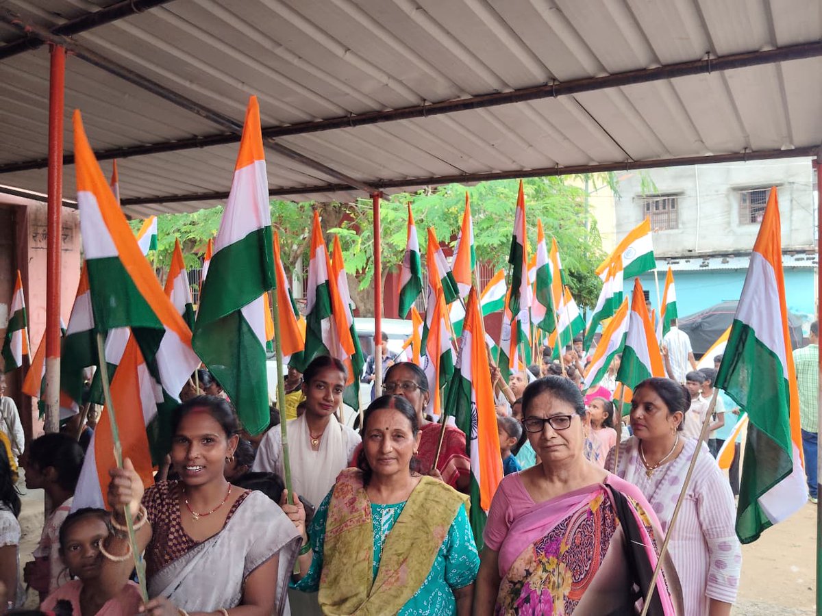 JamuiNagar's tweet photo. नगर परिषद जमुई द्वारा 80वें स्वतंत्रता दिवस के उपलक्ष्य में शहर के विद्यालयों में बच्चों के बीच राष्ट्रीय ध्वज का वितरण किया गया। https://t.co/yensTDp6wa