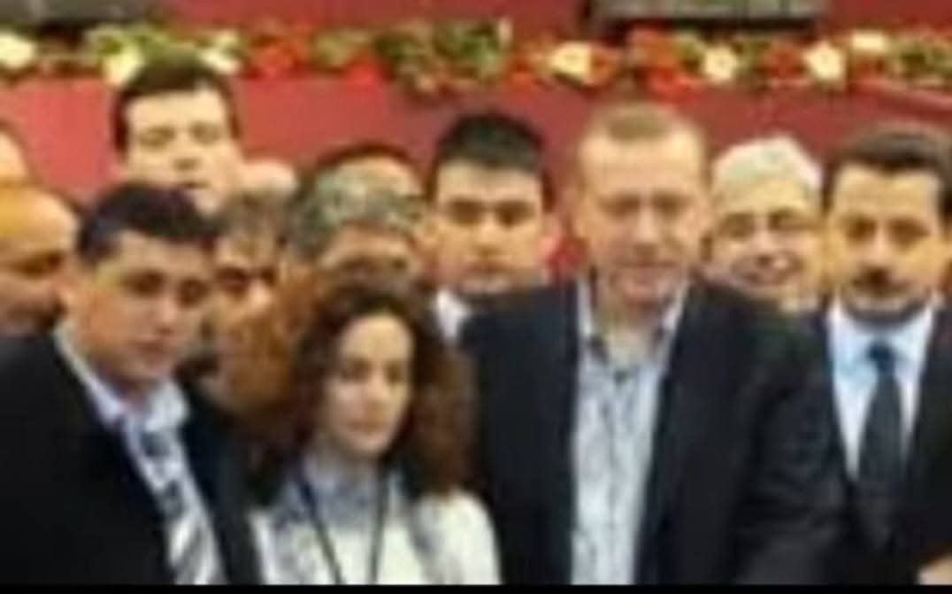 fahrettinsavc's tweet photo. Kutlu olsun.
25 yıl… Dile kolay. 
Bir ömür, bir mücadele, 
nice imtihanlar ve nice hizmetler…

Bu davada makamın değil, milletin yükünü omuzlamayı; şartlar ne olursa olsun aynı hedefe yürümeyi, yorulmadan ve yılmadan çalışmayı öğrendik.

Bize bu kutlu davanın bir neferi olmayı, Sayın Cumhurbaşkanımızla aynı yolda yürümeyi ve Türkiye’nin büyük hizmet yürüyüşünün bir ucundan tutmayı nasip eden Rabbime hamdolsun.

Bugün geriye baktığımızda; verilen sözlerin, dökülen alın terinin ve millet için harcanan yılların izlerini görüyoruz.

25 yıldır aynı inanç, aynı hedef, aynı dava…

AK Parti’mizin 25. yılı kutlu olsun.
Rabbim birlik ve beraberliğimizi daim, hizmet yolumuzu açık eylesin. 🇹🇷

Nice 25 yıllara…

Reisimizim Adı Recep Tayyip Erdoğan 
Hizmetin adı Ak parti.
@Akparti