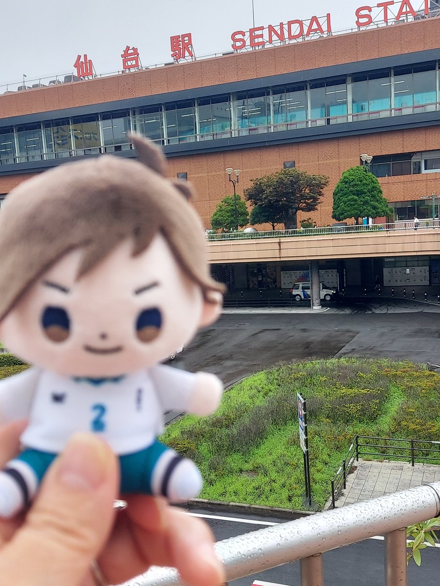 MichickenHi's tweet photo. 「仙台行こう！」
娘が背中を押してくれて日帰りで仙台へ🚄
念願の二口くんに会えました😭
写真もたくさん撮りました＆撮ってくれました
最高に幸せな1日でした💚🏐
娘よ、最高のバースデープレゼント本当にありがとう💖😊🙏🏻

#二口堅治
#ハイキュー https://t.co/oCbVDHWpnc