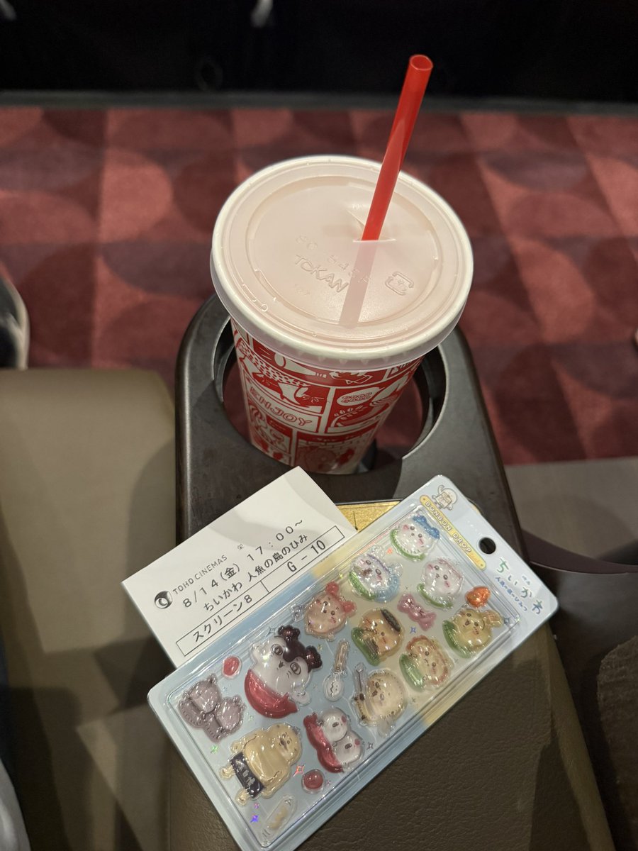 sirenes_3's tweet photo. 3回目鑑賞
特典なんとかゲットだぜ！
今回は1ランク上のプレミアボックスシートで

#映画ちいかわ
#キャンペーン https://t.co/JkDEE3xJEb