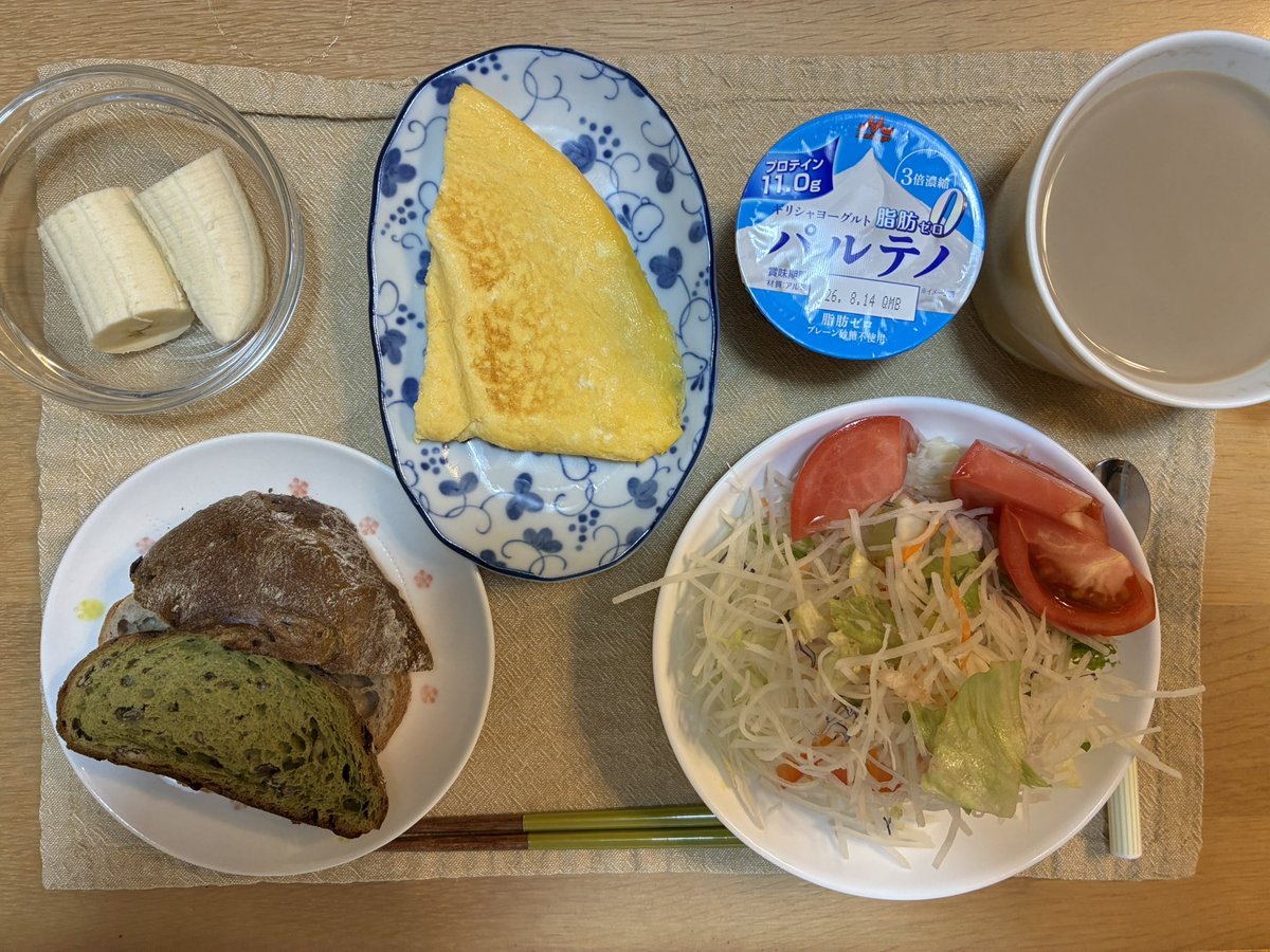 devilfudou's tweet photo. ダイエット中でも、環境が変われば食事も変わる。

今日は妻の実家へ。
昼は電車ですおにぎりとパン。
夜はうなぎ、ご飯、味噌汁、野菜。

ダイエット中でも出された食事を楽しみながら量を調整する。

環境が変わったときのコントロールが大切。
今日も完璧ではない。
でも、崩れてはいない。 https://t.co/uMzSeEszB6