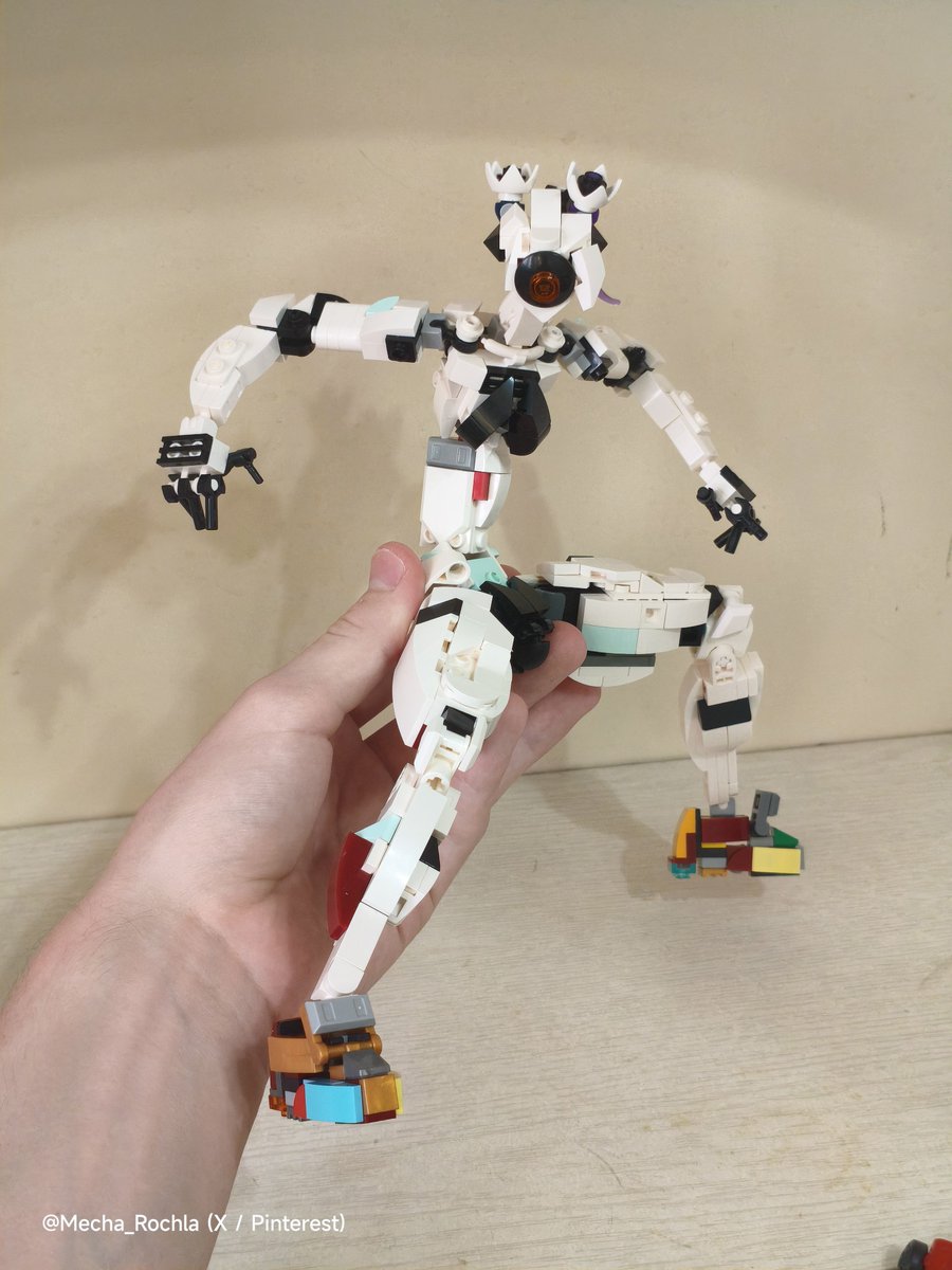 Mecha_Rochla's tweet photo. Of course, I couldn’t resist and took a couple of photos with action poses! https://t.co/dM2u8oh0Yz