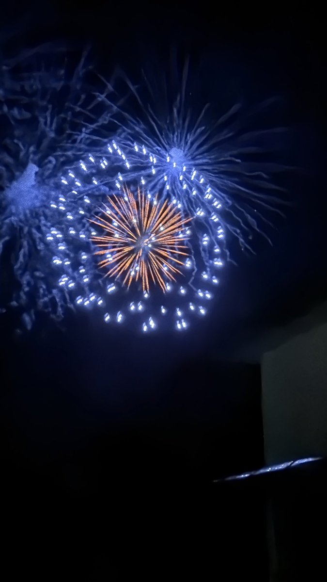 nozakim2's tweet photo. 地元の港祭りの打ち上げ花火

自宅から撮影でこのクオリティ…
最近の
携帯のカメラの画質凄くない❓
そりゃなんでも綺麗に撮れますわ

しかし
打ち上げ花火ってなんでこんなに綺麗かねぇ…
いかにも
夏☀️
って感じがする https://t.co/r8yU7jZutY