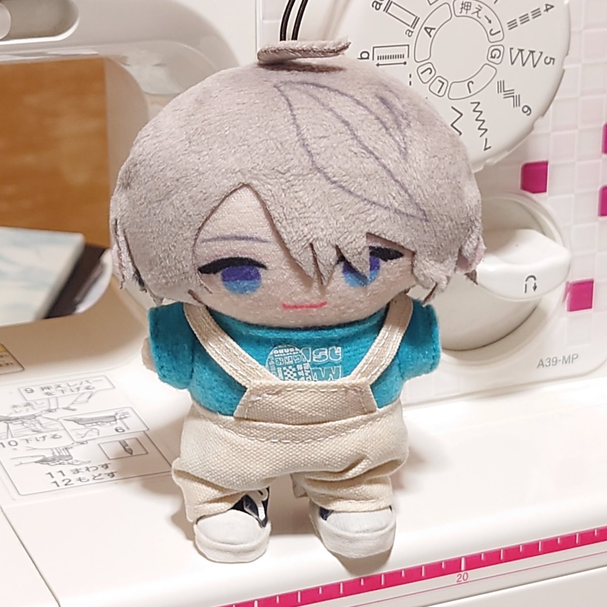 pupask939's tweet photo. ついったで見た100均のコード束ねるやつぶっ刺したら昔作ったオビツ11用の靴が履けたので自立できるようになったぱぺちゃん
そしてわしはやっぱりサロペットしか作れんのか？？ https://t.co/PBcsFl5ASn