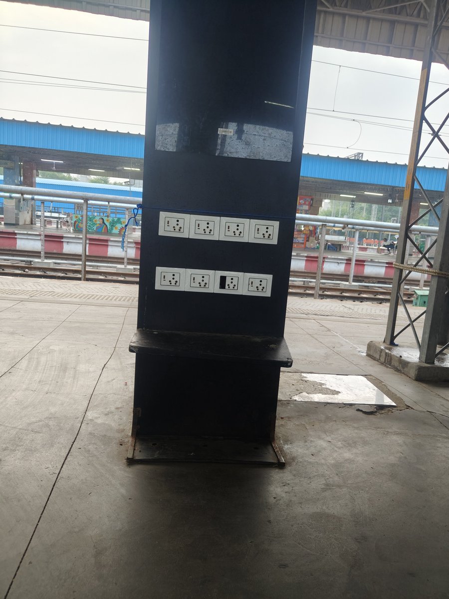 KomalKumar46065's tweet photo. @RailwaySeva @RailMinIndia @GMNRly @drmdelhiAnand Vihar Terminal (ANVT) के प्लेटफॉर्म नंबर 5 पर लगा यह मोबाइल चार्जिंग पॉइंट (Mobile Charging Point) काम नहीं कर रहा है। यात्रियों की सुविधा के लिए कृपया इसे जल्द से जल्द ठीक करवाने की कृपा करें। धन्यवाद। https://t.co/nB9as4u459