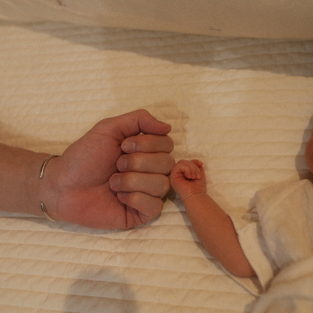 yuan__000ras's tweet photo. 華金カップル、女の子を無事出産👶🏻✨夫のたつや、出産の労いに「あとは全部任せろ」ってプレートのケーキあげてて、まじでどこまで良い男なの？産後1番欲しい言葉すぎる https://t.co/RwYl4eNZVC