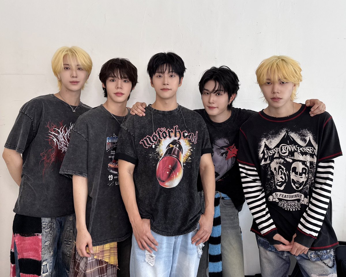 V01D_iX's tweet photo. 260814 Club FF #HAPPY

#V01D #보이드 https://t.co/Q3iV6eZ0Wz