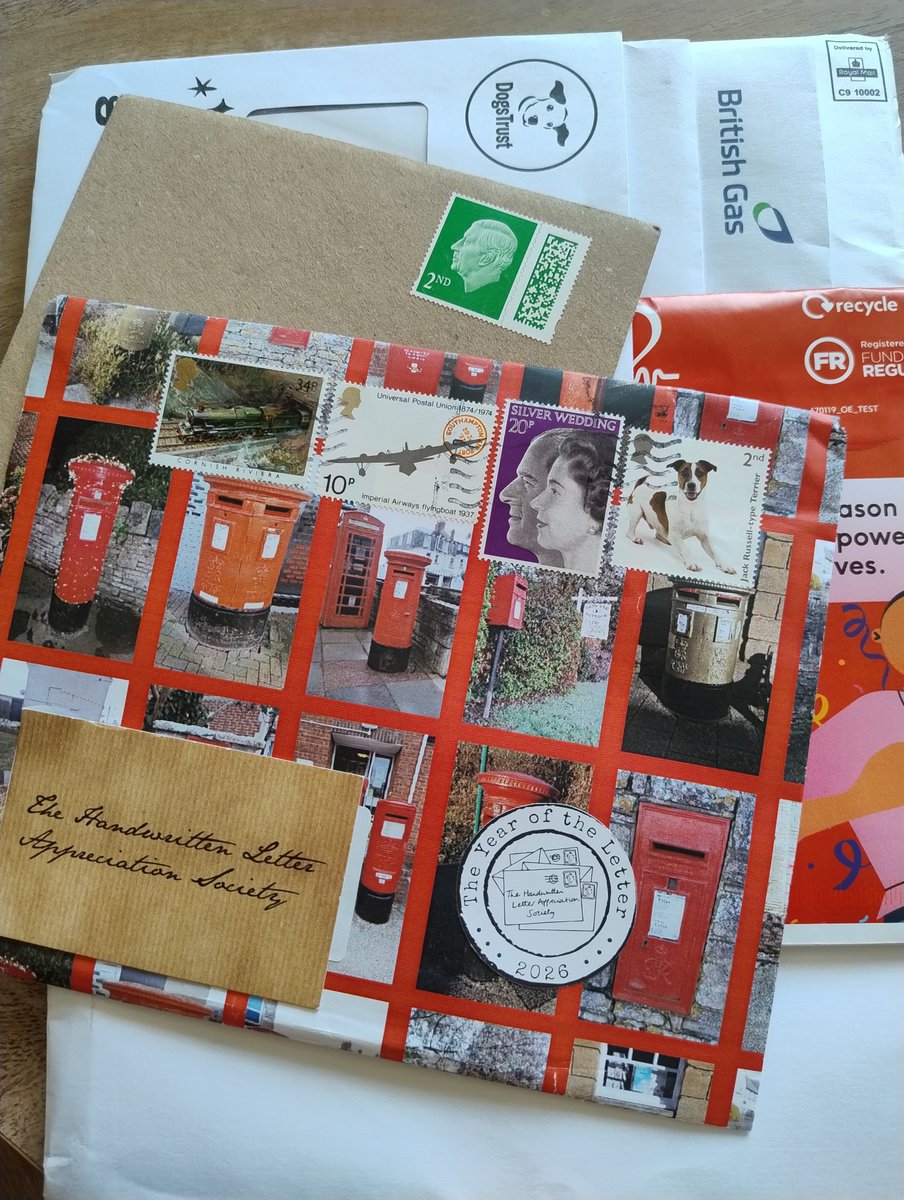 CFScotty3's tweet photo. Another win for our postal service, even in the heat, bumper postie day for this Scotty!! ๐ค
I do โค๏ธ the wonderful postbox themed envelope. โ๏ธ๐ฎ๐ฏ
Well done and thank you posties!!
@letterappsoc @TheWritingWeb @lbsg1976 @RoyalMail #keepmeposted https://t.co/pO74TsaUQM
