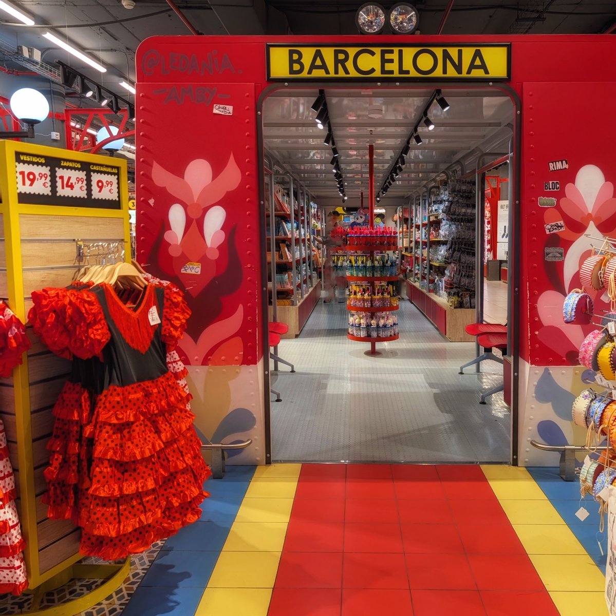 quadern_tactil's tweet photo. Què és Barcelona als ulls d'un turista? Res del que realment és Barcelona, suposo, veient la surrealista botiga de souvenirs de la T1 del Prat a la qual he entrat avui.

Acompanyeu-me en aquesta història.
👇 https://t.co/awtCRfTPZI