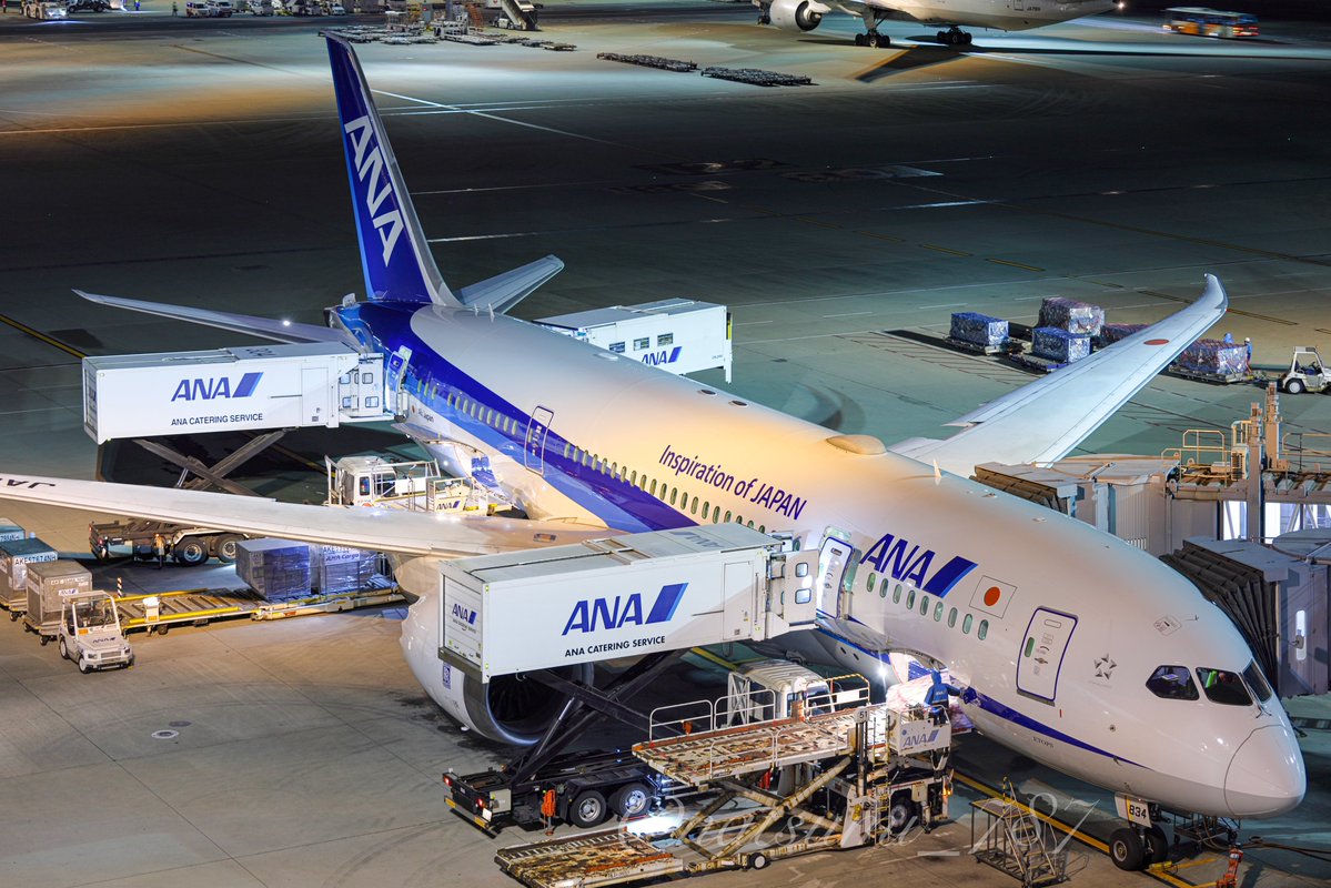 natsumi_787's tweet photo. この、ごちゃごちゃした光景が本当に好き。
とても良い画になると思う。
#ANA
#B787
#Dreamliner
#JA834A https://t.co/ldJfkFX6yV