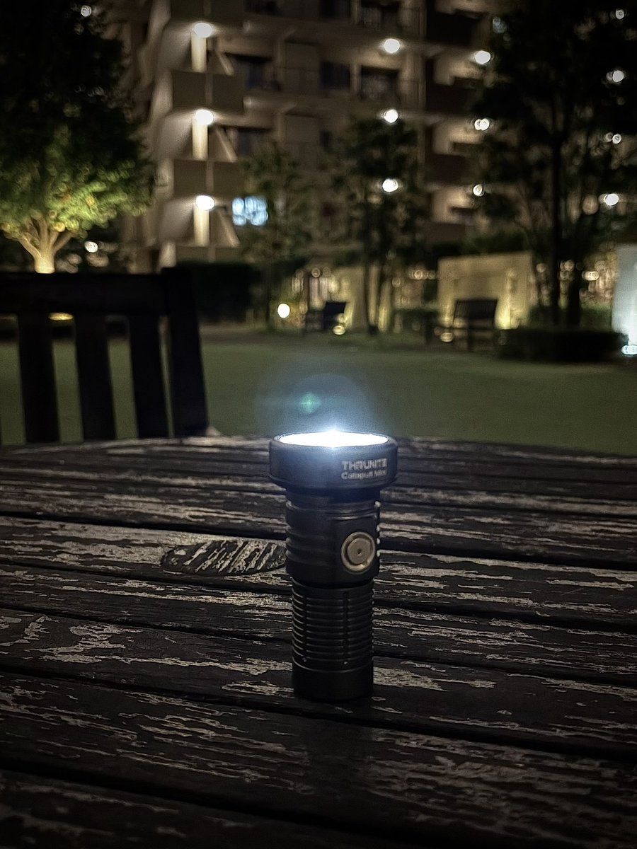 breitlingyokoo's tweet photo. キャンプ用、防災用、散歩用など…高機能ライトを持っています。
こちらは約600m先まで照射する性能。
他にも広域を照らすタイプなどライトは奥深い。
千葉豪雨当日、念のため全てフル充電しておいた。頼りになる奴らです。
 #Olight
 #THRUNITE
 #フラッシュライト #EDCライト https://t.co/TuTyQdy45w