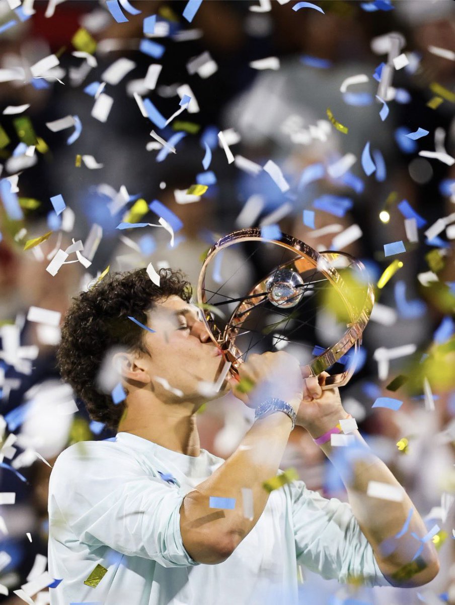 BenSheltonenjoy's tweet photo. Ben "trophy holding photo confetti applause" Shelton https://t.co/M0DQoZWk9b