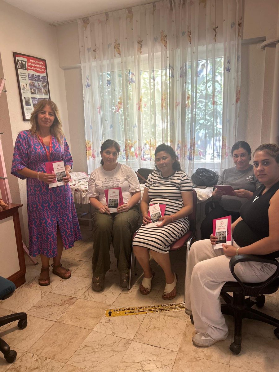 MerkezefendISM's tweet photo. İlçe Sağlık Müdürlüğümüzce Gebe Okulu eğitimleri kapsamında;  Dr. Munise Özcan, Sevindik Aile Sağlığı Merkezine başvuran gebelere anne sütünün önemi, emzirme pozisyonları, emzirmenin sürdürülmesinde destek verilmesi, yenidoğan masajı ve gaz çıkarma teknikleri eğitimi verildi. https://t.co/IMHWMkdsUO