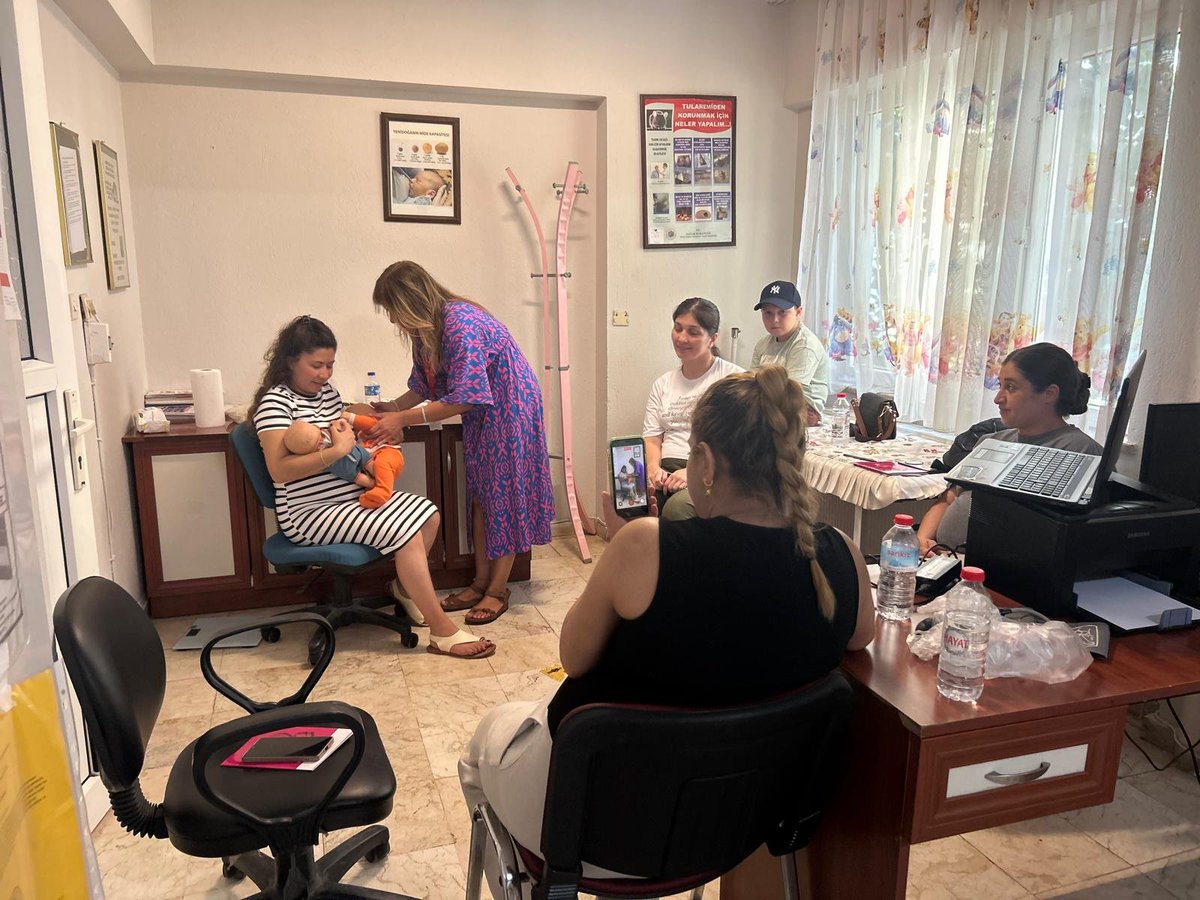 MerkezefendISM's tweet photo. İlçe Sağlık Müdürlüğümüzce Gebe Okulu eğitimleri kapsamında;  Dr. Munise Özcan, Sevindik Aile Sağlığı Merkezine başvuran gebelere anne sütünün önemi, emzirme pozisyonları, emzirmenin sürdürülmesinde destek verilmesi, yenidoğan masajı ve gaz çıkarma teknikleri eğitimi verildi. https://t.co/IMHWMkdsUO