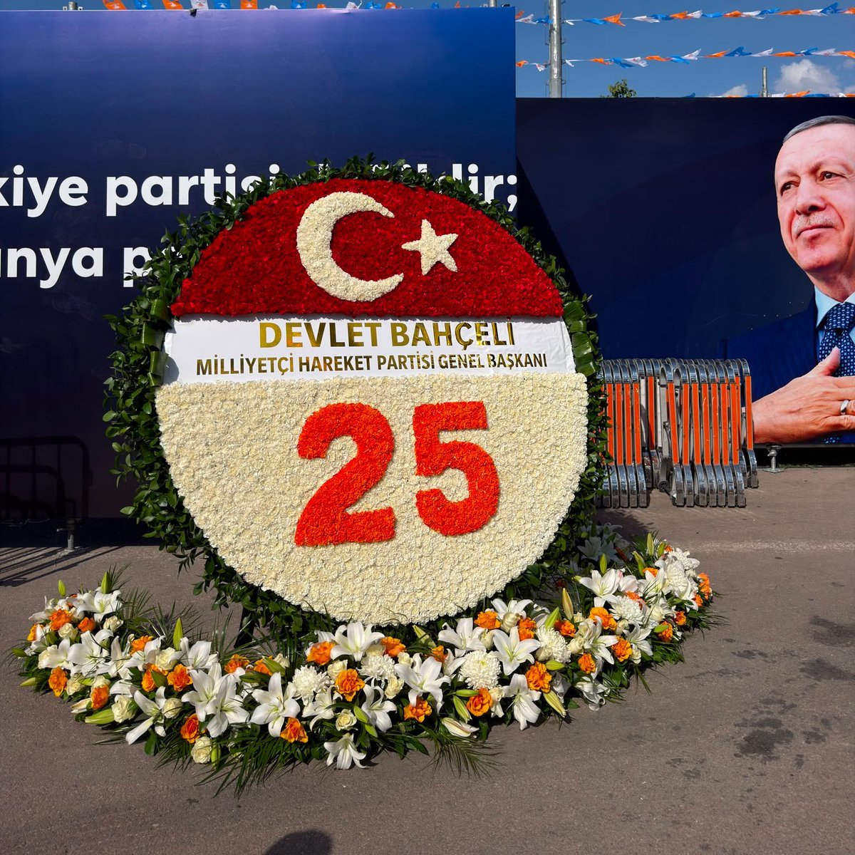 ulkucuhareketr's tweet photo. Lider Devlet Bahçeli, Cumhurbaşkanı Recep Tayyip Erdoğan'a AK Parti'nin 25. kuruluş yıl dönümü vesilesiyle tebrik çiçeği yolladı. https://t.co/SC6acJcYAp