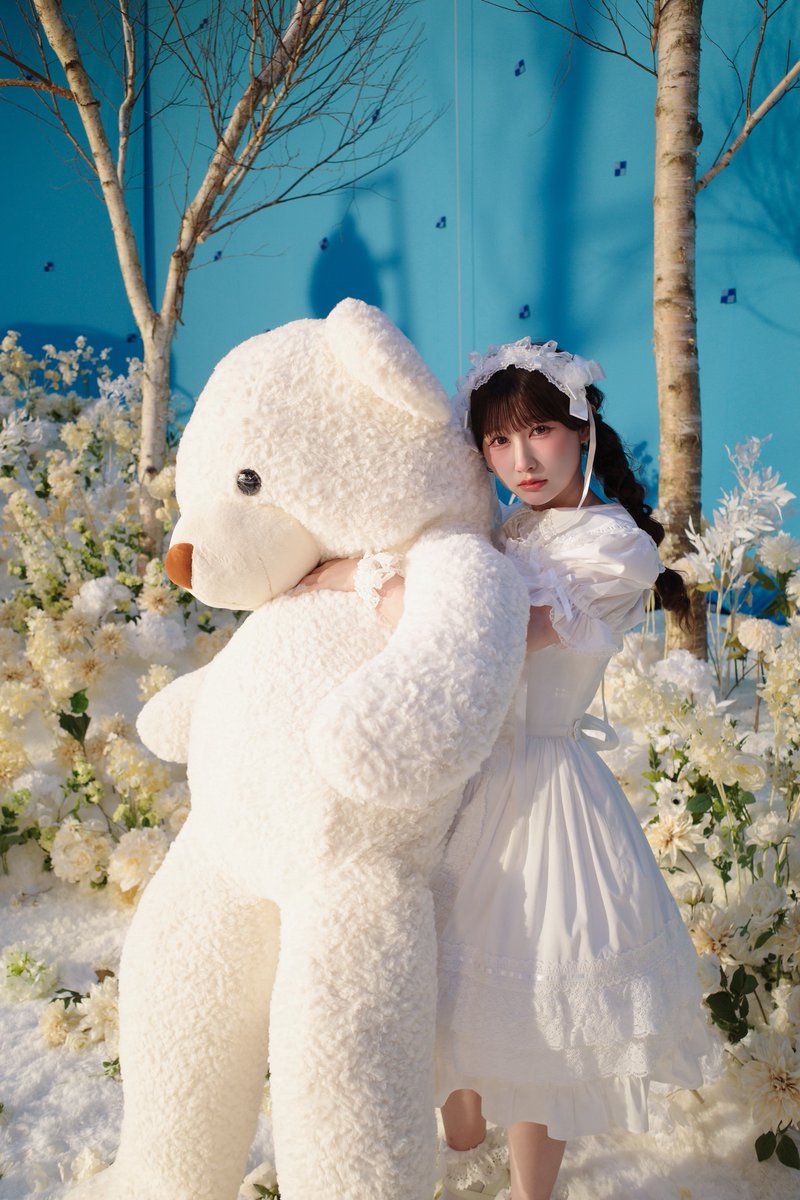 yamamoto_anna_'s tweet photo. ＝LOVE  21st Single
『 恋、はじめました。 』 
MVが公開されました〜💘🏰🏹
https://t.co/cA2jcNKb5E

くまちゃんに囲まれて幸せだった🐻‍❄️
私は" Small Commander "

#イコラブ https://t.co/MabFWQkS8W