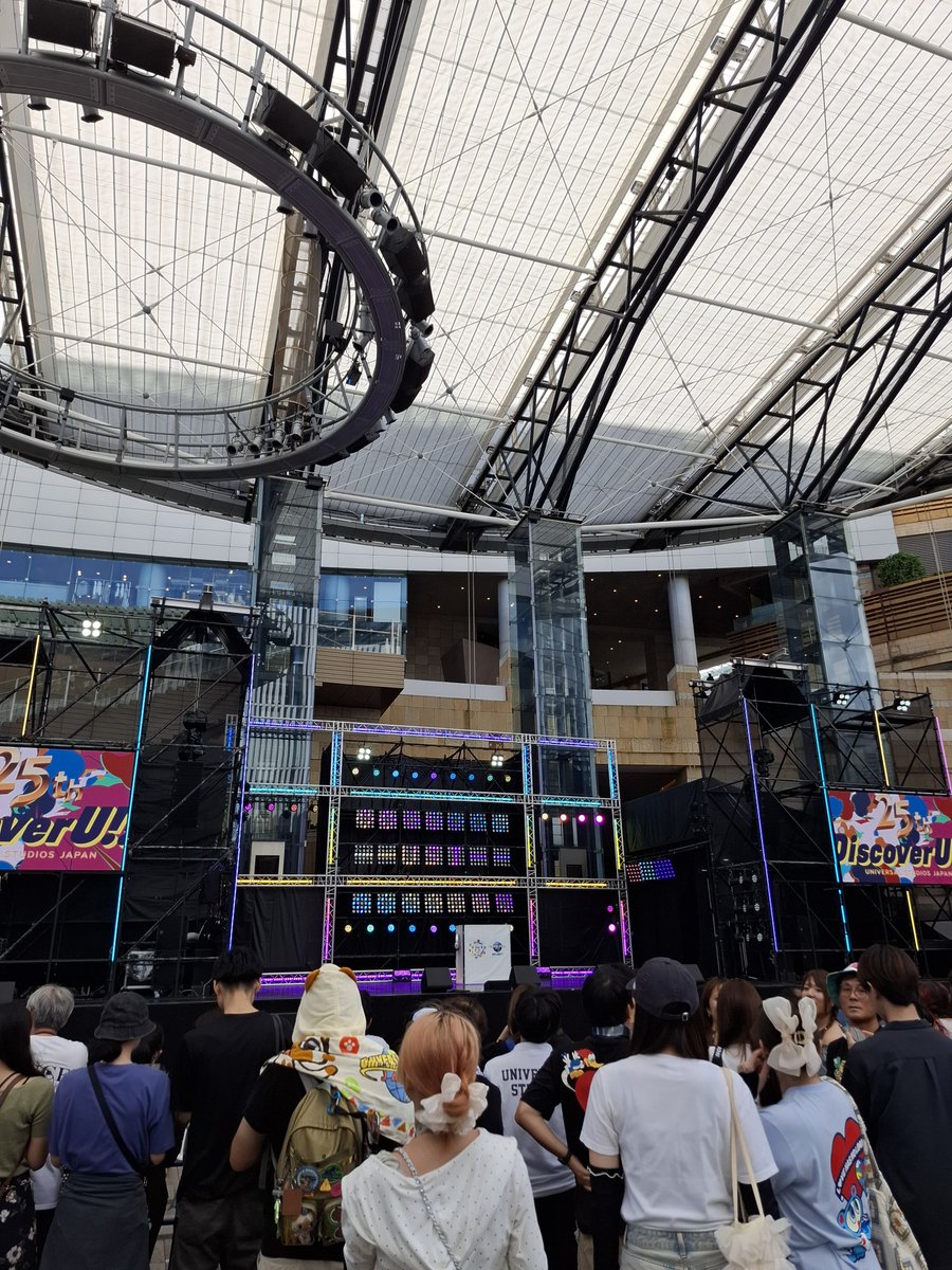 kadowaki888's tweet photo. 会社の近所でUSJのイベントやってた。
キラキラしてた。
ウッディーお久しぶりです。
#USJ https://t.co/wdssMBp1XT