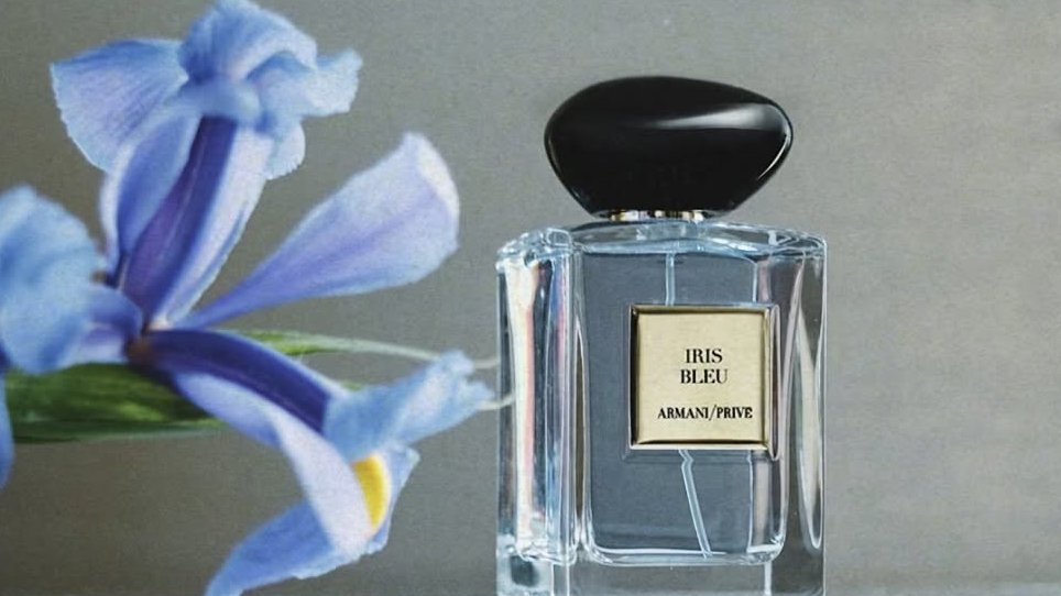 Momihael1100's tweet photo. 💙ได้มาซักที ตัวใหม่ของไลน์แพงจาก Armani หานานมากก กลิ่น Iris Bleu หอมแบบผิวสะอาด ผิวคลีน สดชื่น ผ่อนคลาย ให้ฟีลสวนหลังฝนตก ที่มีความกรีนๆ สะอาด เย็นสบาย สดชื่นๆ พอกลิ่นเข้าที่จะเปลี่ยนเป็นกลิ่นสะอาด เหมือนผิวเพิ่งอาบน้ำเสร็จ ใส่เสื้อขาวเรียบหรู ดูแพงแบบไม่ต้องอวด

Armani Iris Bleu เปิดกลิ่นจากดอก Galbanum มะกรูด เลม่อน สดชื่นผ่อนคลายเหมือนลมพัดดอกไม้ในสวนร่มรื่น ตามด้วยกลิ่้น Iris Butter กลิ่นหอมนุ่ม ครีมมี่หรูหราจากต้นไอริส ปิดท้ายด้วยมักส์ และไม้ Guaiac ไม้หอมเนื้ออ่อนที่สะอาดหรูหรามีเอกลักษณ์ หาได้ 1 ขวดถ้วนฮะ ลงเสาร์นี้รอบนี้รอบเดียวเท่านั้น ใครอยากลองแวะมาหาโมได้เลย