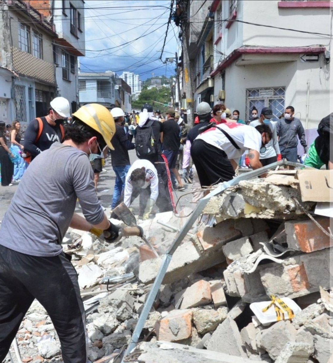 Modelofatness's tweet photo. La impotencia de no por ayudar como me gustaría, poniendo el cuerpo y el alma en Pereira.

Tengo una deuda eterna con el barrio providencia, estudié en su escuelita, fui los domingos a su iglesia, tengo recuerdos inolvidables en cada una de sus calles.

Perdón amigos y vecinos 💔 https://t.co/ZhPjnXrTUj