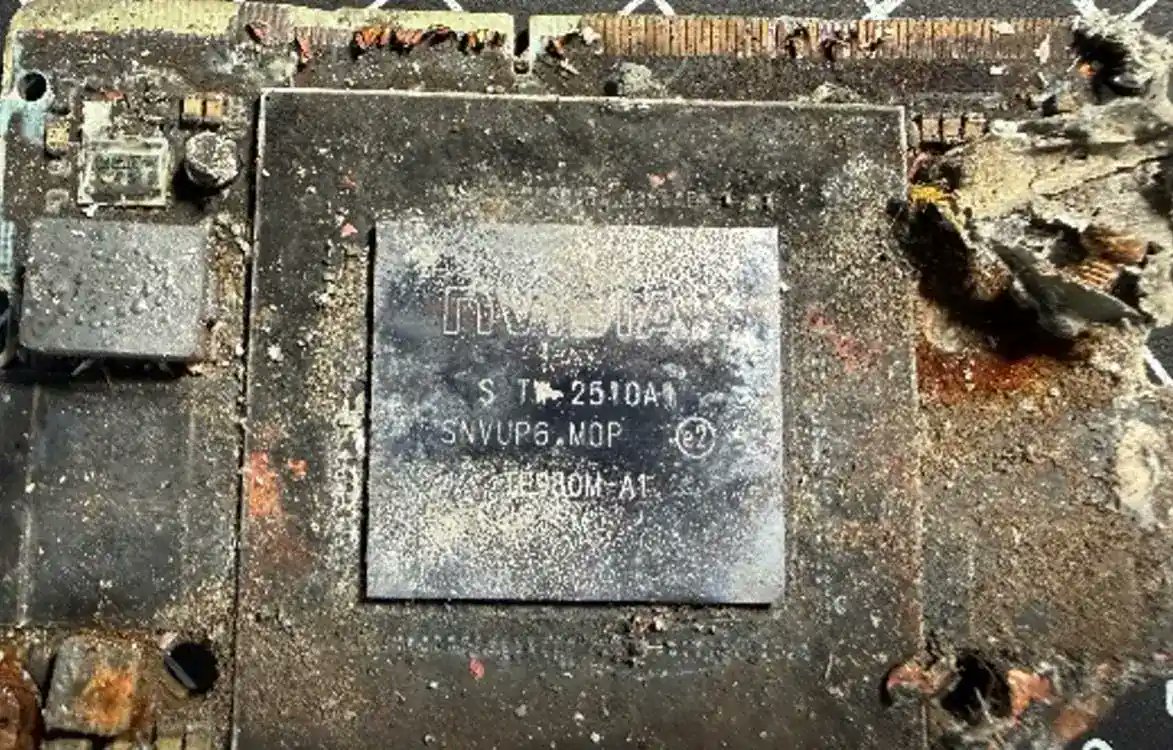 joho_no_todai's tweet photo. ロシアの最新巡航ミサイルS-71M「モノクローム」の残骸からNVIDIAのJetson Orin NXが回収された。
ロボット向けのAIモジュールで小売価格は約12万6000円（Nintendo Switch2と同世代チップ）。

このミサイルはAIで標的を自律探索し攻撃できるとされている。
搭載カメラの映像をJetson Orin NXがリアルタイムで処理し終末誘導を行う仕組みらしい。
NVIDIAは「ロシアでは販売していない」「販売後の追跡はできない」と回答した。

米国の輸出規制がH100やB200といった訓練用チップに集中している間に、推論用のエッジAIが巡航ミサイルの頭脳になっていた。