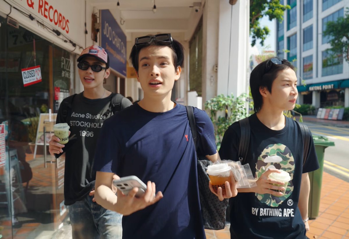 aaaomkpp's tweet photo. ปองพลฮีเหมือนป๊าที่มารับลูกหลังเลิกเรียนมากอะะ 
ป๊าถือกาแฟ ลูกชายสองคนยังเร้กอยู่กินได้แค่มัทฉะ555555555555

#BUSTRIP_SingaporeEP1
#KHUNPOL #JUNGT #PEEMWASU https://t.co/P4JixW1uiN