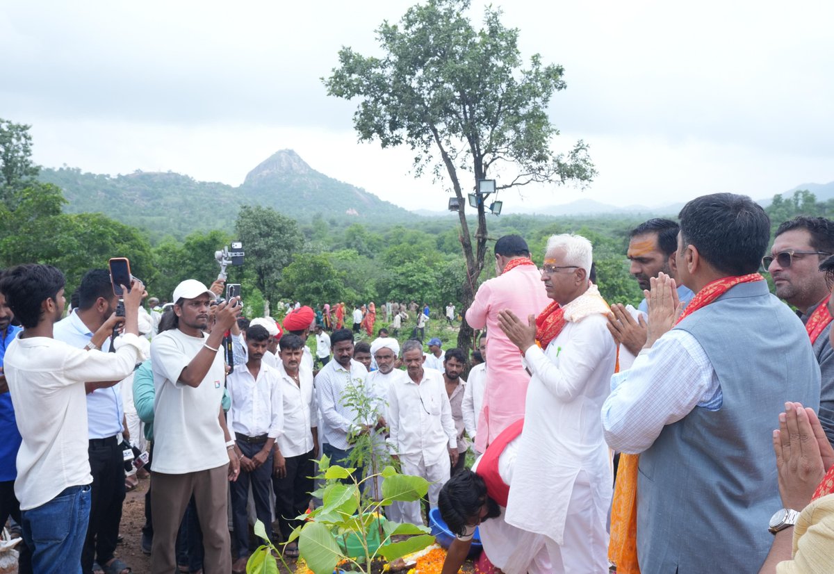 ChaudhryShankar's tweet photo. Planting a tree is a true service to nature and a sacred tribute to Maa Amba. 

#GreenAravalli #EkPedMaaKeNaam https://t.co/HdGY9nFty2