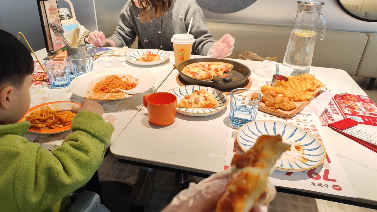 DanielE93292192's tweet photo. [Just wrapped up a cozy pizza night with my favorite people, laughing till our sides hurt—this is the kind of warmth I’ll hold onto forever ] https://t.co/WFNFCizspl