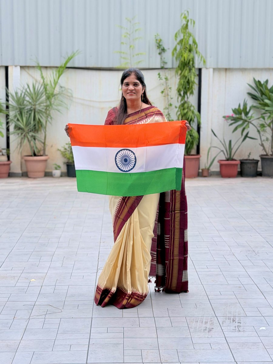 WalhekarPallavi's tweet photo. X

🇮🇳 हर घर तिरंगा, हर दिल तिरंगा!

‘हर घर तिरंगा’ अभियानांतर्गत आज निवासस्थानी तिरंगा अभिमानाने फडकवला. तिरंगा हा आपल्या राष्ट्राचा अभिमान आणि शहीदांच्या बलिदानाचे प्रतीक आहे.

चला, प्रत्येक घरावर तिर���गा फडकवूया! 🇮🇳

#HarGharTiranga #RashtraAbhiman #Walhekarwadi https://t.co/VRo08Bi2sg