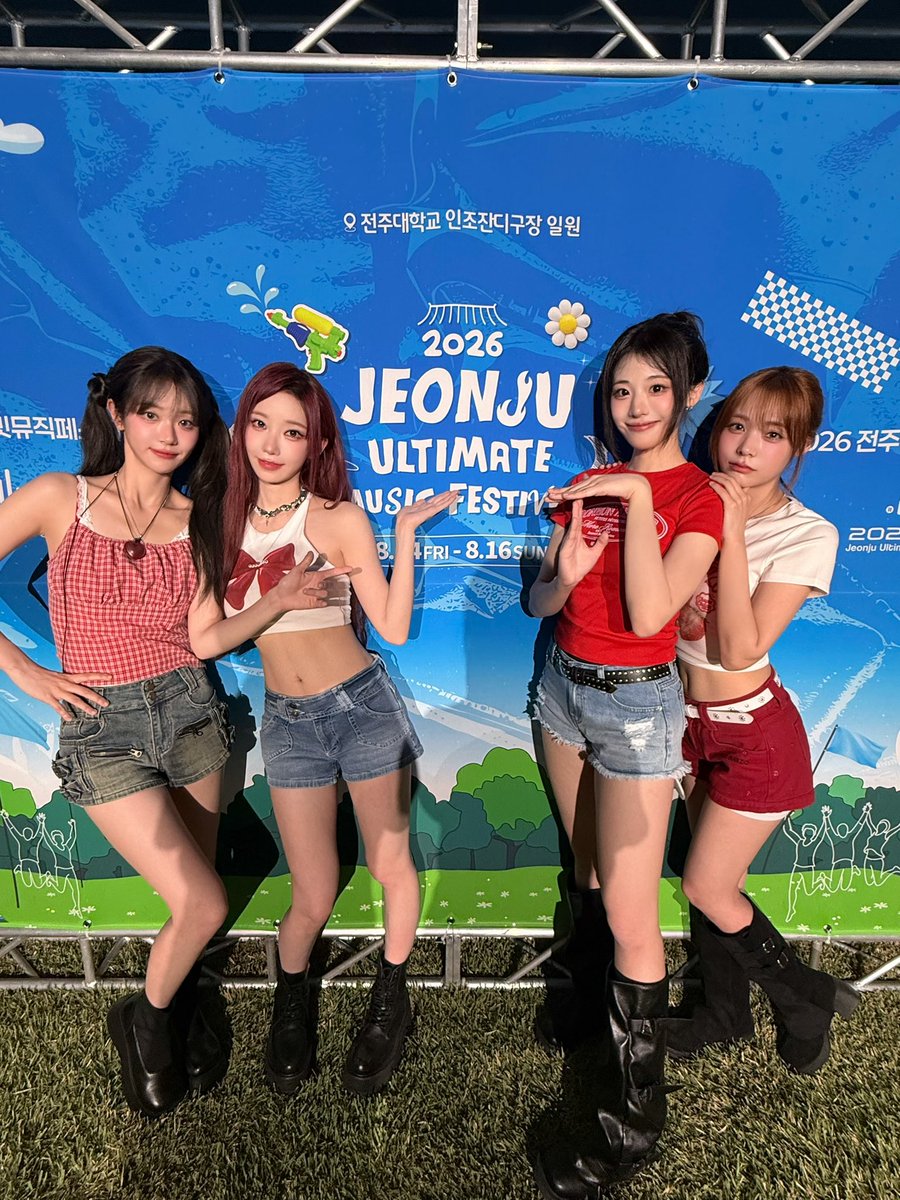 official_QWER's tweet photo. 전주 얼티밋뮤직페스티벌 JUMF 완료 📸
누구보다 신나게 함께해 주신 바위게들 덕분에 더욱 즐거웠어요! 💙

#QWER #JUMF #전주얼티밋뮤직페스티벌 https://t.co/sExrYCKV47