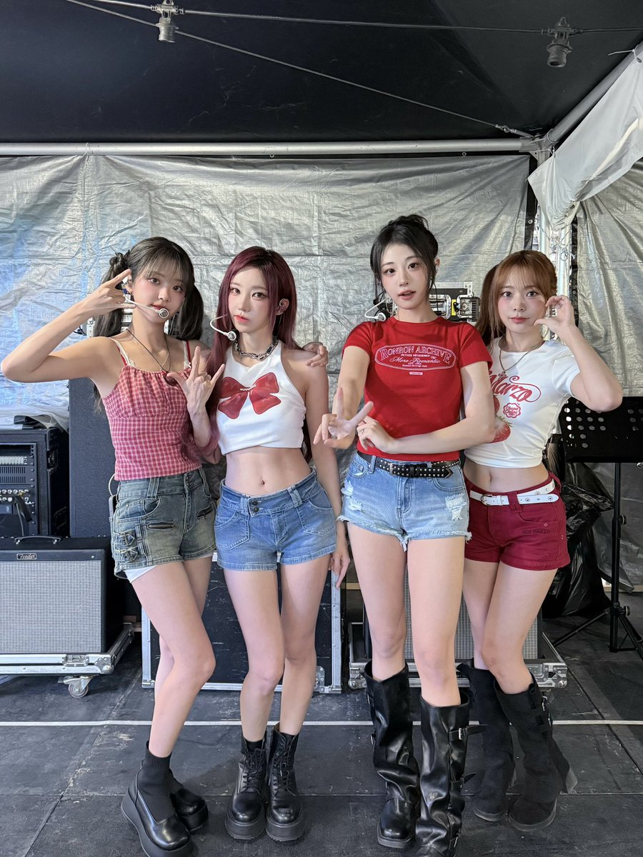official_QWER's tweet photo. 전주 얼티밋뮤직페스티벌 JUMF 완료 📸
누구보다 신나게 함께해 주신 바위게들 덕분에 더욱 즐거웠어요! 💙

#QWER #JUMF #전주얼티밋뮤직페스티벌 https://t.co/sExrYCKV47