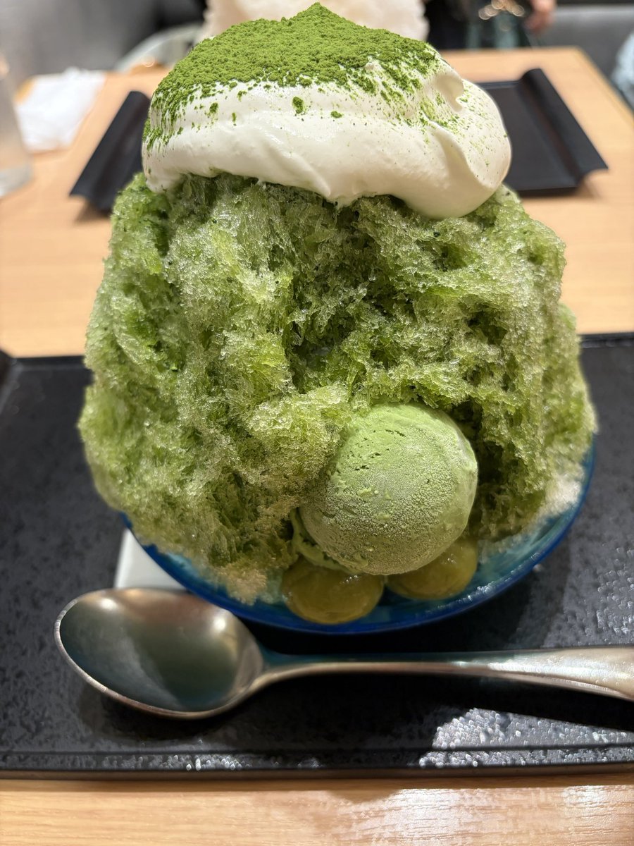 akitukiaoi's tweet photo. 抹茶のかき氷食べた。
中に小豆と抹茶ババロアが入ってた。
美味しかった。 https://t.co/scfaFbiVmK