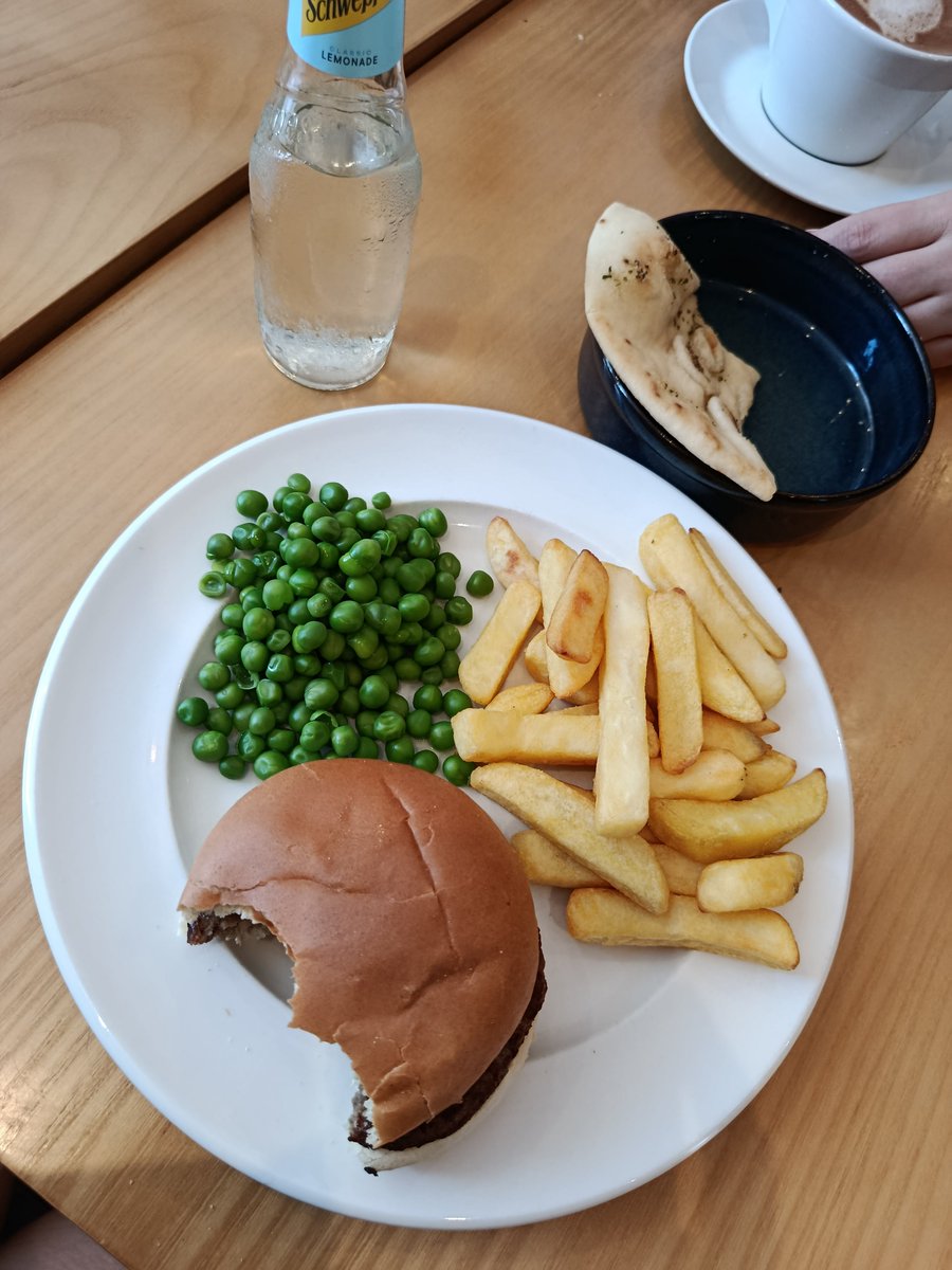 sofi__ib's tweet photo. Definitivamente no se puede hacer tour gastronómico por Manchester https://t.co/LSdk9KpRF9