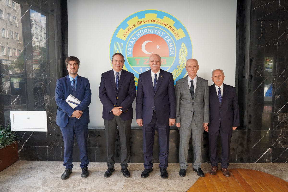 semsibayraktar's tweet photo. Arjantin’in Ankara Büyükelçisi Pablo José Rodríguez Brizuela ve Ticaret Müsteşarı Maximiliano Romanello’yu Birliğimizde ağırladık. Nazik ziyaretleri için kendilerine teşekkür ediyorum. https://t.co/1WcoTtTPhf