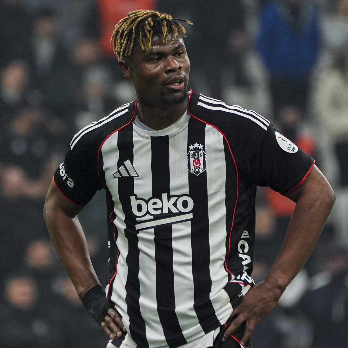 furkanngulsen's tweet photo. Bir tane galatasaraylının 31m€ bonservis verdikleri sürekli sakat olan maç oynamayan Singo’yu konuştuğunu gördünüz mü ? Biz de Beşiktaş’ın iyiliği için Agbadou’nun 18m€’luk bonservisini konuşmayı bırakalım artık, ayrıca o kadar da verimsiz değil. https://t.co/XVTFrjYCtC
